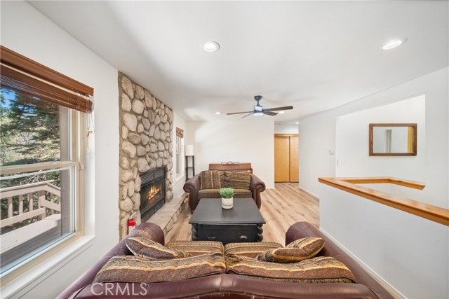 Detail Gallery Image 5 of 33 For 574 Mill Ct, Lake Arrowhead,  CA 92352 - 3 Beds | 2 Baths