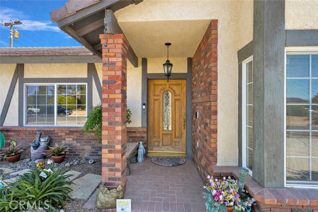 Detail Gallery Image 4 of 56 For 19985 Red Feather, Apple Valley,  CA 92307 - 3 Beds | 2/1 Baths