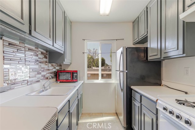 Detail Gallery Image 10 of 22 For 17900 Sherman Way #320,  Reseda,  CA 91335 - 1 Beds | 1 Baths