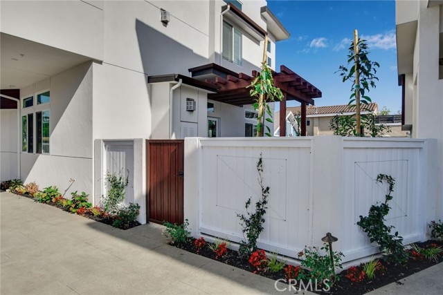 ENTRANCE TO BACK YARD FROM DRIVEWAY
