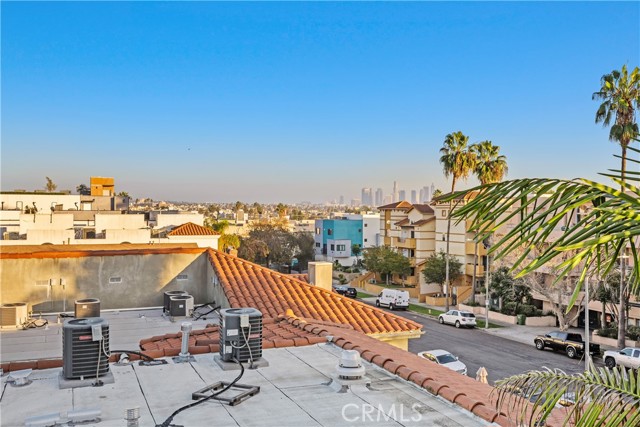 Detail Gallery Image 7 of 39 For 4845 Elmwood #C,  Los Angeles,  CA 90004 - 3 Beds | 3 Baths