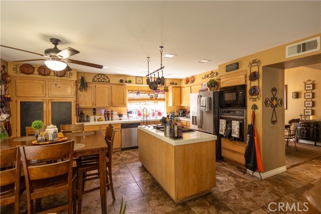 28947 Glenrock Place, Highland CA: https://media.crmls.org/medias/6e17e0af-0396-4fe6-84f4-fa342d47d7aa.jpg