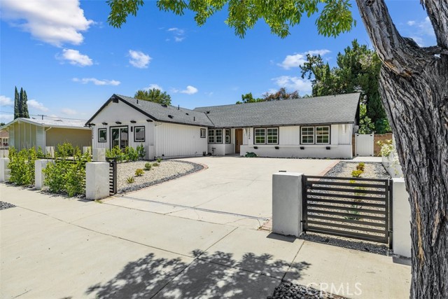 Detail Gallery Image 2 of 38 For 22306 Marlin Pl, Canoga Park,  CA 91303 - 4 Beds | 3 Baths