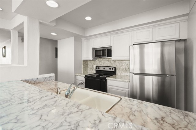 911 N Kings Road, West Hollywood CA: https://media.crmls.org/medias/6e18ce0b-590c-43c6-8a67-922a67d842ff.jpg