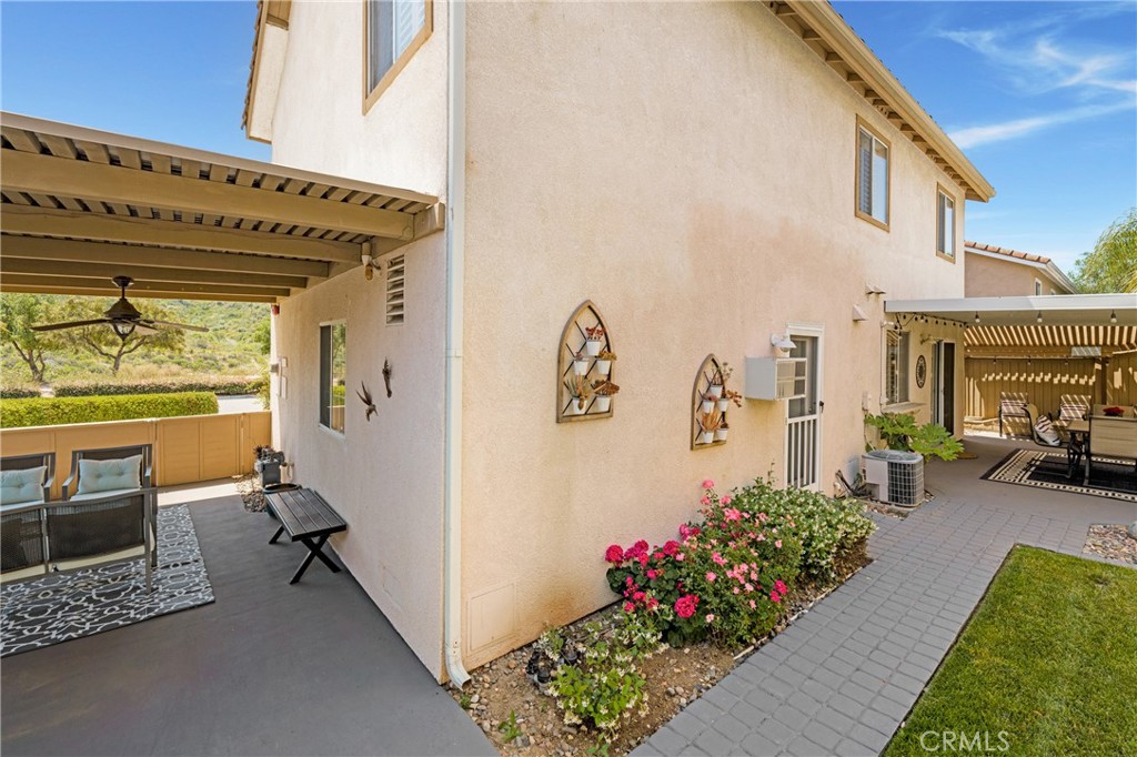 https://media.crmls.org/medias/6e1b8d90-3c0f-43cd-b839-3f5ea14a0e94.jpg?preset=X-Large