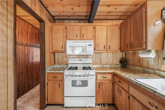 Detail Gallery Image 8 of 45 For 43344 Deer Canyon Rd, Big Bear Lake,  CA 92315 - 3 Beds | 1 Baths