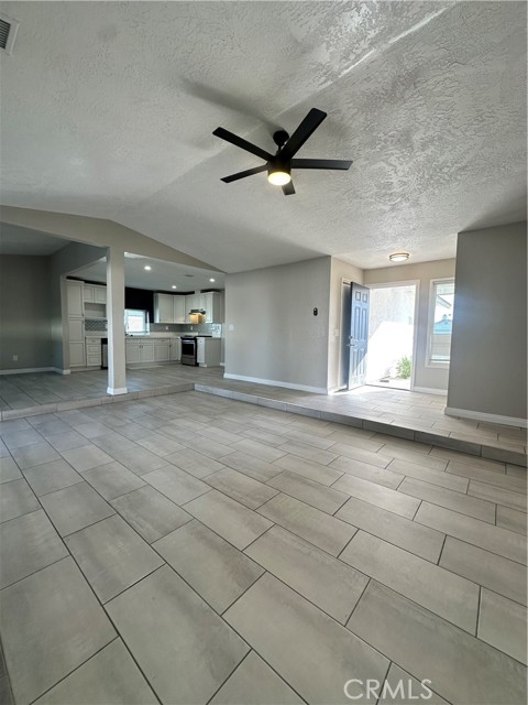 Detail Gallery Image 6 of 22 For 12790 Desert Creek Cir, Victorville,  CA 92395 - 3 Beds | 2 Baths