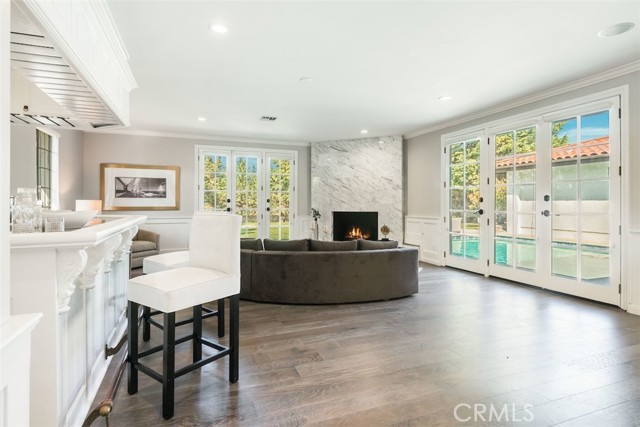 Living room connected to the outdoor entertainment