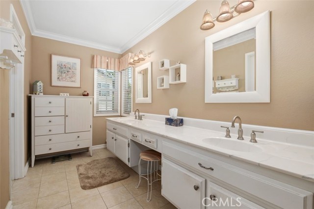25572 Orchard Rim Ln, Lake Forest CA: https://media.crmls.org/medias/6e2429ff-d60d-44d3-a462-471834dc47c5.jpg