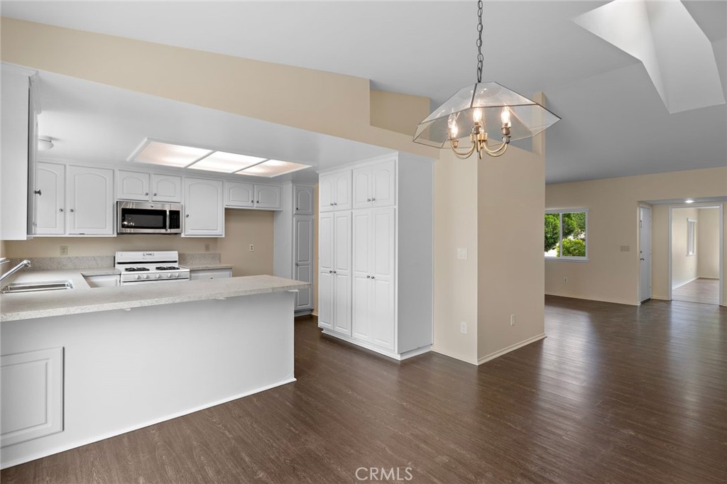 https://media.crmls.org/medias/6e242cd0-0745-4ad7-9dba-0261f24a0a31.jpg?preset=X-Large