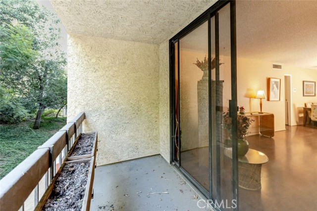 Detail Gallery Image 7 of 19 For 3961 via Marisol #223,  Los Angeles,  CA 90042 - 2 Beds | 2 Baths