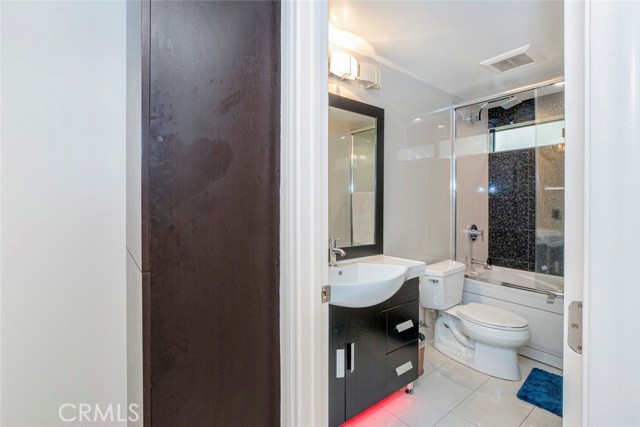 Detail Gallery Image 23 of 28 For 5456 Hermitage Ave #8,  Valley Village,  CA 91607 - 2 Beds | 2 Baths