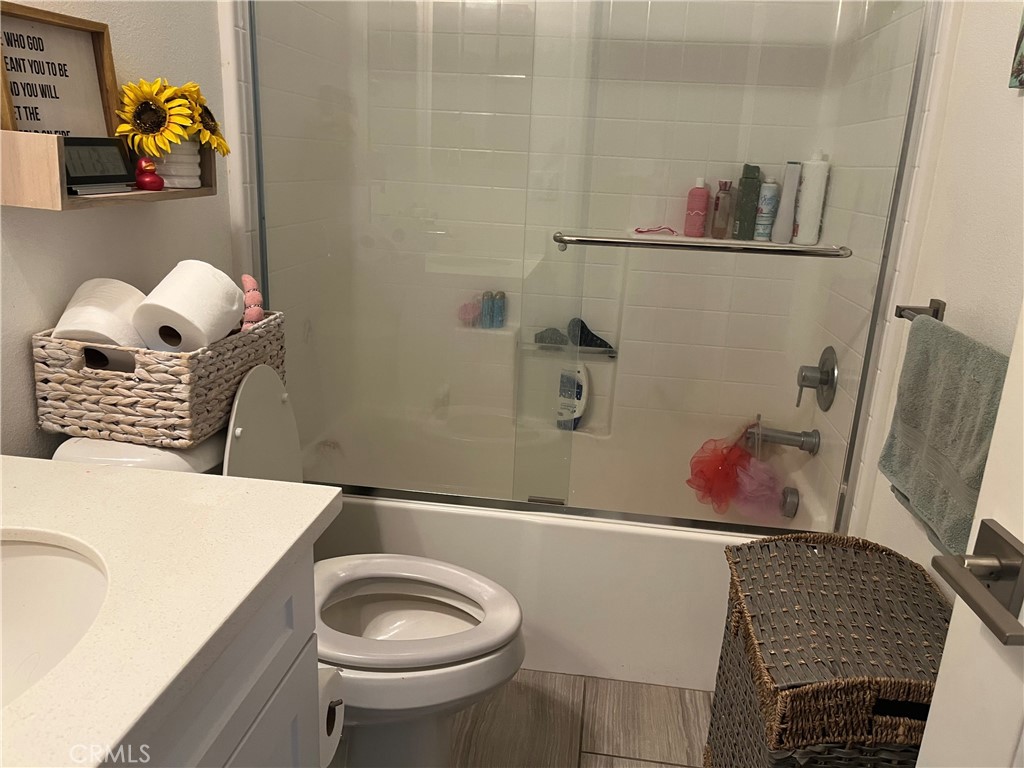 https://media.crmls.org/medias/6e261d18-a65d-4c86-bb3f-b5589d86918f.jpg?preset=X-Large