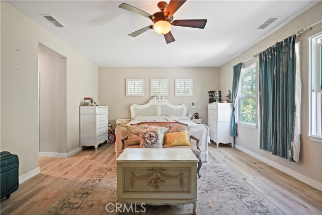 29123 Black Pine Way, Saugus CA: https://media.crmls.org/medias/6e26c4d3-e4ad-4b35-9591-5f829b99f8fb.jpg