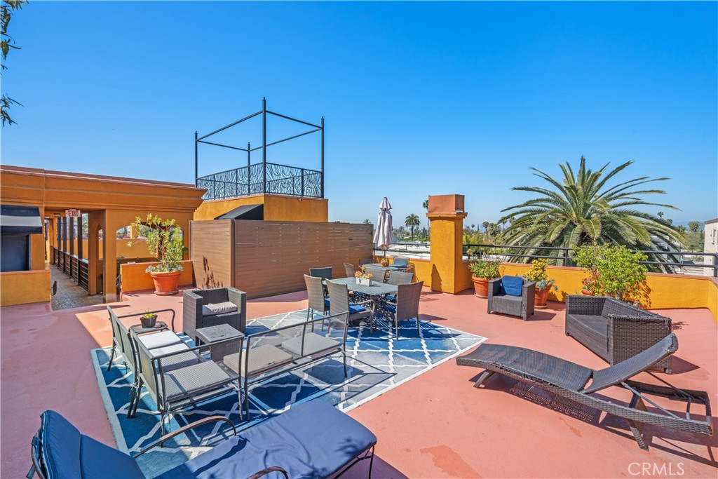 828 N Hudson Avenue #106