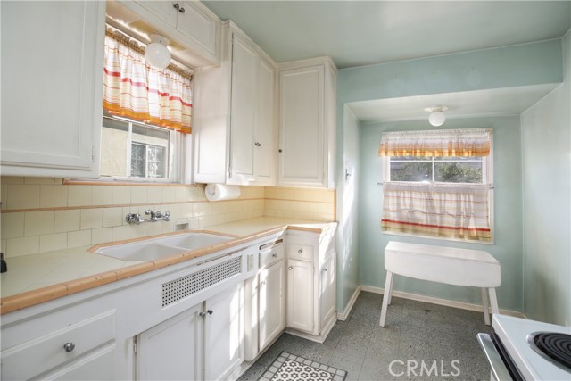 Detail Gallery Image 9 of 29 For 1618 W 9th, Santa Ana,  CA 92703 - 3 Beds | 1 Baths