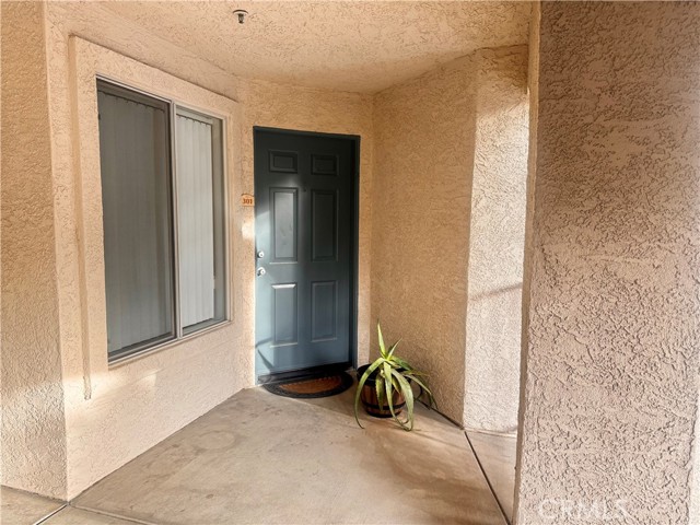 Detail Gallery Image 3 of 25 For 1980 Las Colinas Cir #301,  Corona,  CA 92879 - 2 Beds | 2 Baths