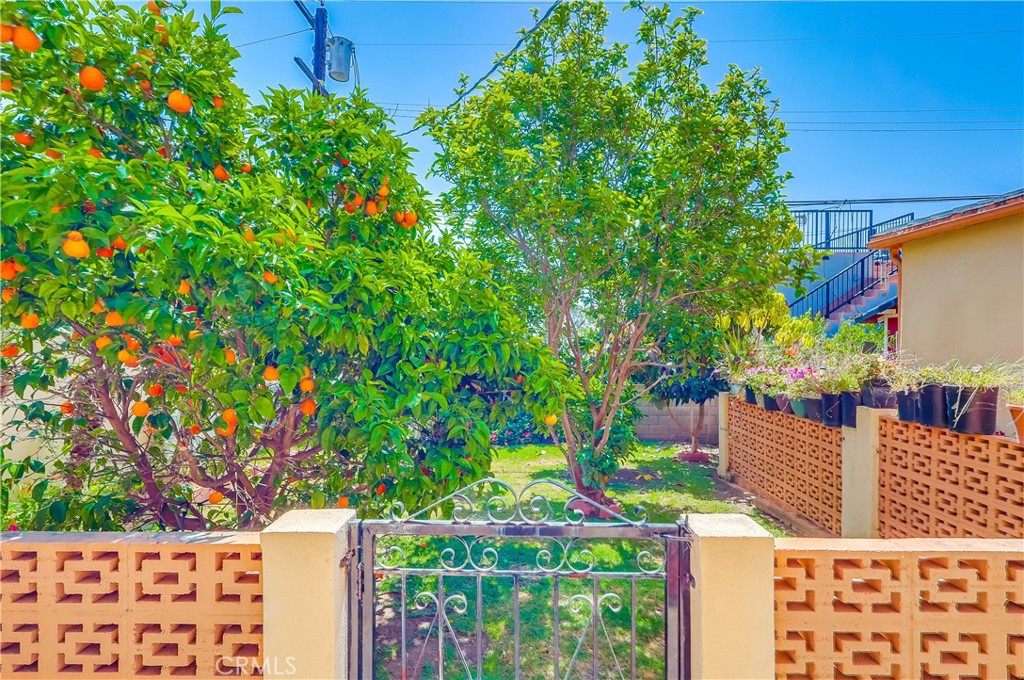 https://media.crmls.org/medias/6e2c9c11-71d9-4f2b-8911-d8a6e3a929a8.jpg?preset=X-Large