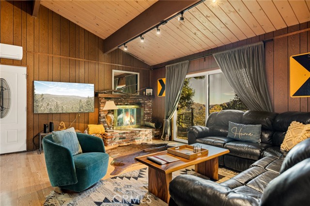 Detail Gallery Image 2 of 46 For 999 Mercury Way, Crestline,  CA 92325 - 4 Beds | 3/1 Baths