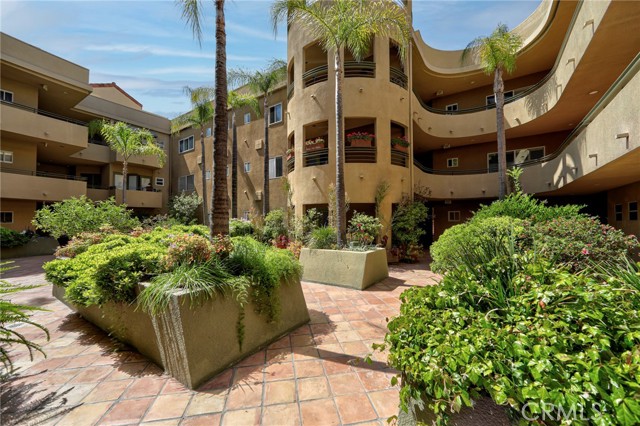 12841 Bloomfield Street, Studio City CA: https://media.crmls.org/medias/6e2fd9c4-9ac2-4ca9-9f05-f2c847e858af.jpg