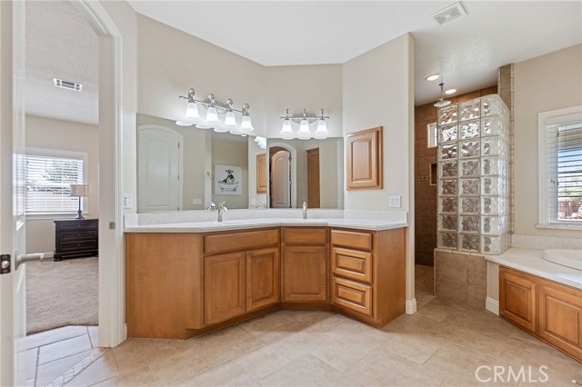 Detail Gallery Image 42 of 73 For 14260 Chinook Rd, Apple Valley,  CA 92307 - 5 Beds | 5/3 Baths