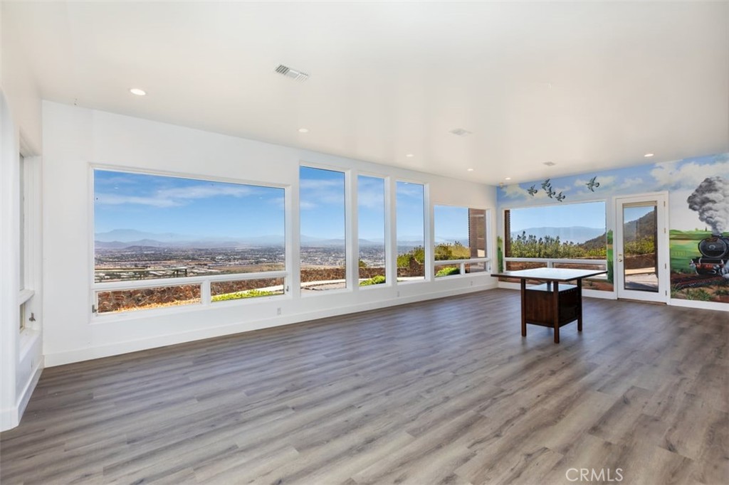 https://media.crmls.org/medias/6e30ab38-124e-4a87-bd85-7f0fd83402b7.jpg?preset=X-Large