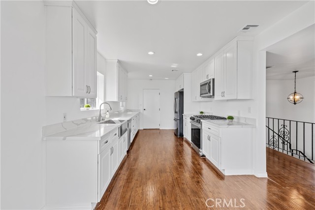 Detail Gallery Image 10 of 36 For 5160 Medina Rd, Woodland Hills,  CA 91364 - 3 Beds | 3 Baths