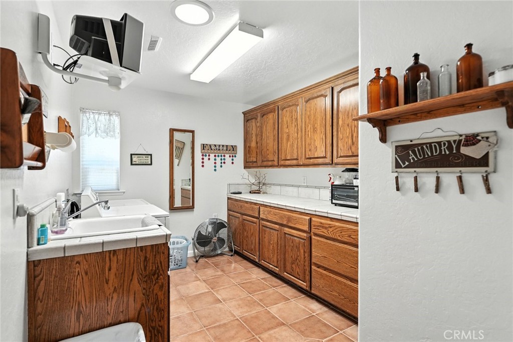 https://media.crmls.org/medias/6e30d40c-f443-4944-907d-cdcda3a6e30c.jpg?preset=X-Large