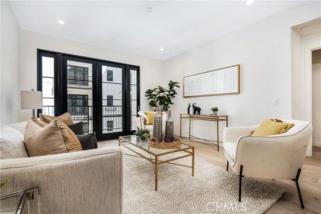 Detail Gallery Image 2 of 38 For 1333 S Orange Grove Ave #401,  Los Angeles,  CA 90019 - 3 Beds | 2/1 Baths