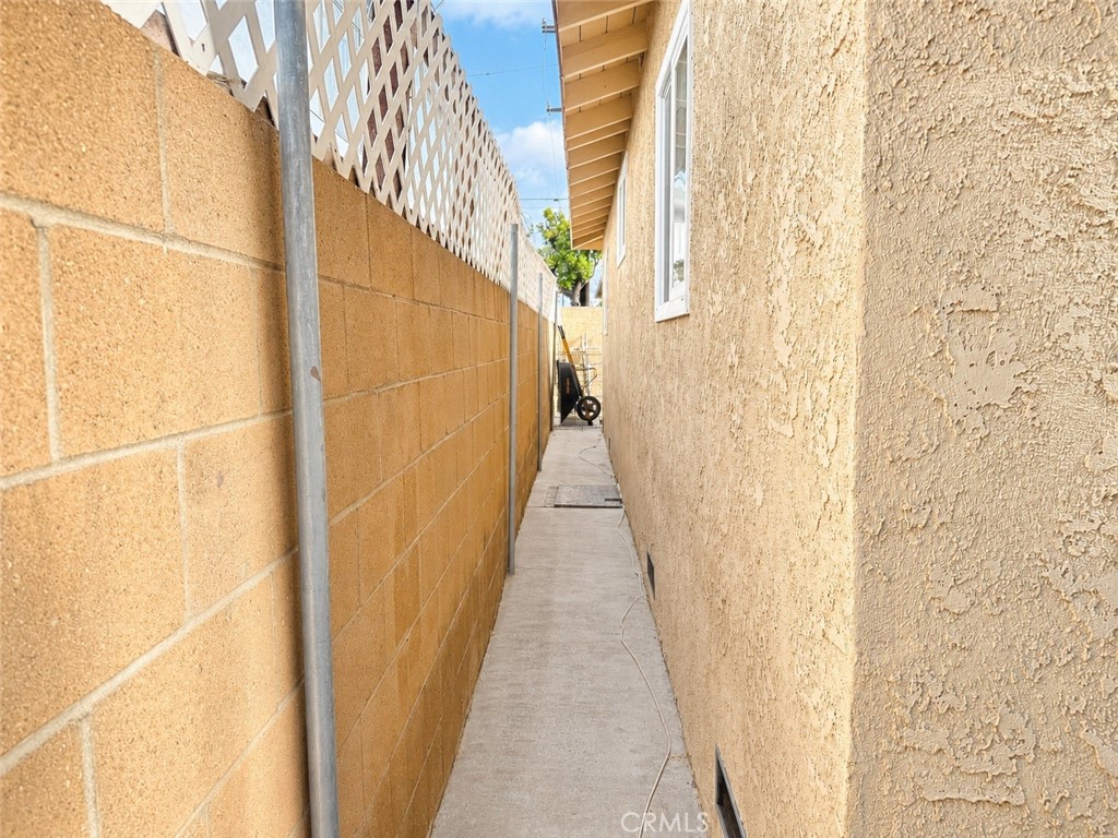 https://media.crmls.org/medias/6e376701-fa76-45e4-af48-23ee3fc6b8e6.jpg?preset=X-Large