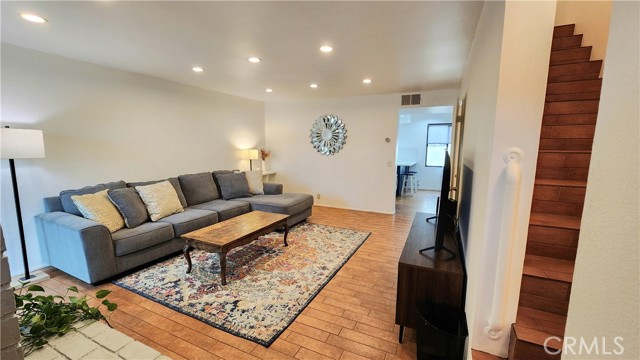 Detail Gallery Image 4 of 29 For 19451 Sherman Way #503,  Reseda,  CA 91335 - 3 Beds | 2/1 Baths