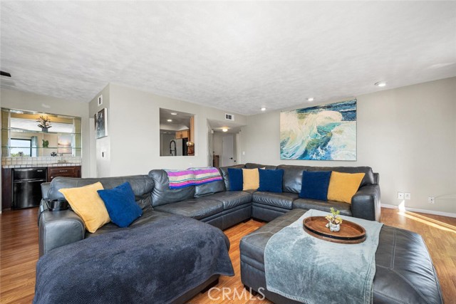 Detail Gallery Image 8 of 38 For 1425 E 2nd St #301,  Long Beach,  CA 90802 - 3 Beds | 2 Baths