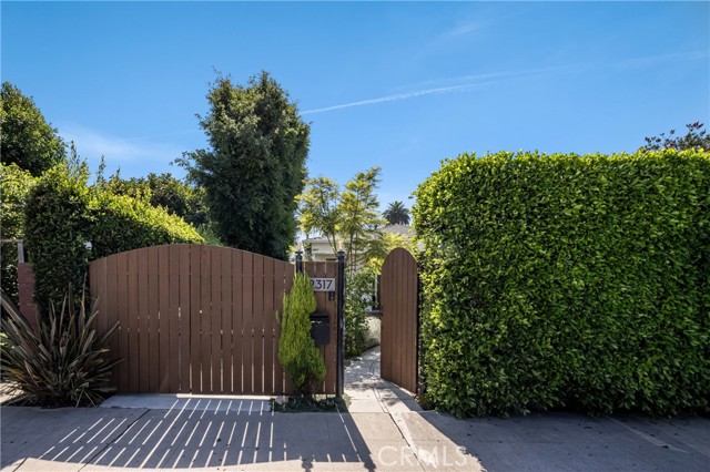 Detail Gallery Image 5 of 40 For 2317 Walgrove, Los Angeles,  CA 90066 - 4 Beds | 3 Baths