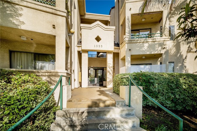 Detail Gallery Image 1 of 19 For 1323 E Broadway #104,  Glendale,  CA 91205 - 2 Beds | 2 Baths