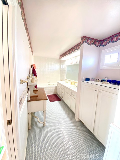 Soaking tub
