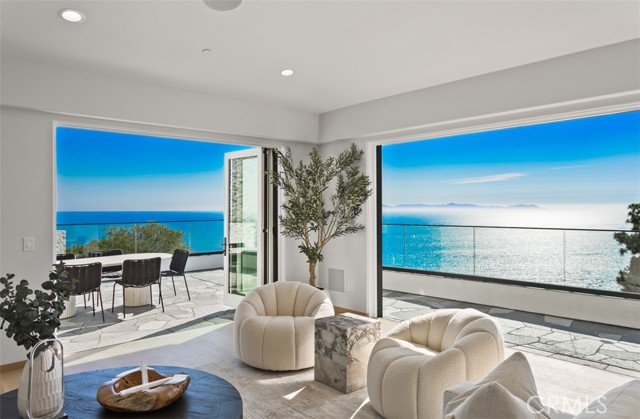 31 N Vista De Catalina, Laguna Beach CA: https://media.crmls.org/medias/6e3babbb-dc7e-450f-a6c5-e0bdf22ff40f.jpg