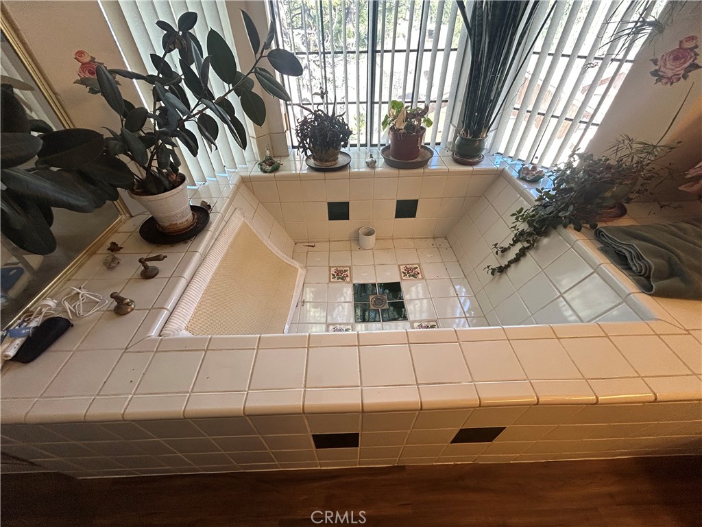 https://media.crmls.org/medias/6e3eaac2-542f-4bd0-aa91-af8c9600a534.jpg?preset=X-Large