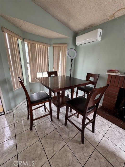 Detail Gallery Image 7 of 33 For 7900 Pinyon Ave, Fontana,  CA 92336 - 4 Beds | 2 Baths