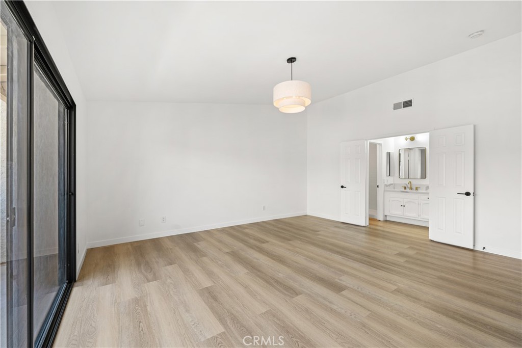 https://media.crmls.org/medias/6e49a037-6cd0-4501-a1a3-f06fa9e53b8f.jpg?preset=X-Large