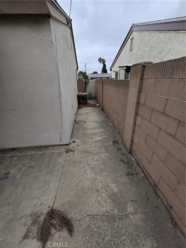 https://media.crmls.org/medias/6e4b44a9-ac65-468e-bf2d-e8a954152df3.jpg?preset=X-Large