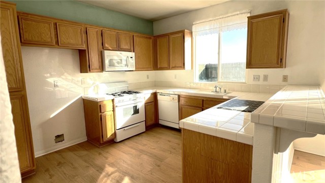 Detail Gallery Image 5 of 16 For 3536 Mount Lassen, Rosamond,  CA 93560 - 4 Beds | 2 Baths