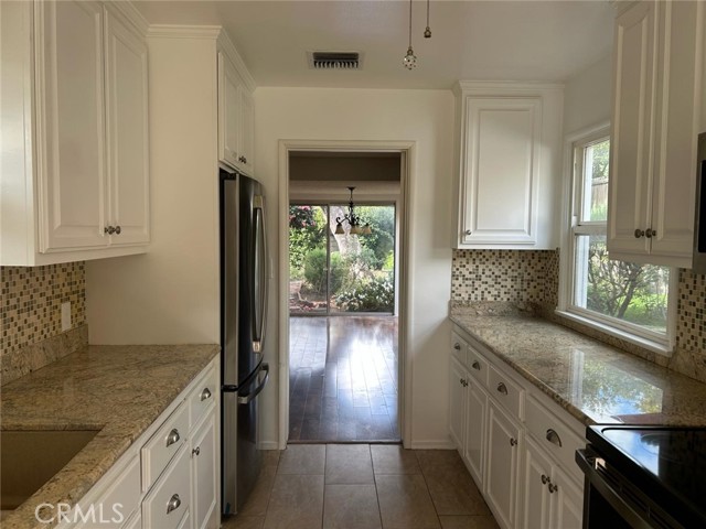 Detail Gallery Image 6 of 26 For 1215 Coronet, Pasadena,  CA 91107 - 2 Beds | 2 Baths