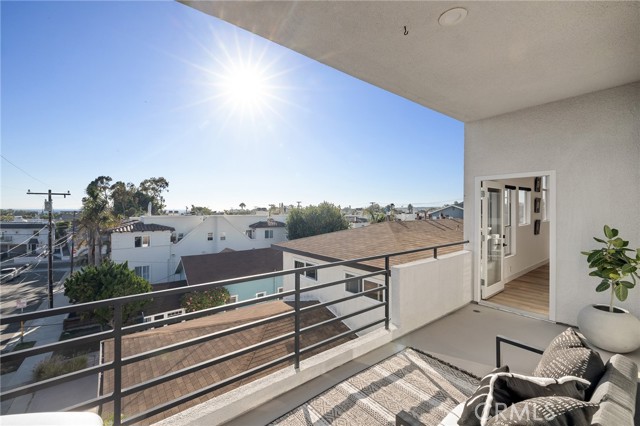 645 1st Place, Hermosa Beach, California 90254, 3 Bedrooms Bedrooms, ,2 BathroomsBathrooms,Residential,Sold,1st,SB23133181