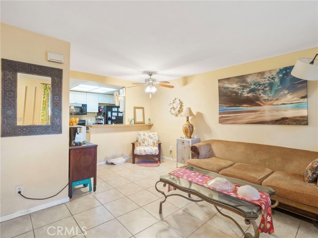 Detail Gallery Image 3 of 11 For 21522 Belshire Ave #15,  Hawaiian Gardens,  CA 90716 - 3 Beds | 2 Baths
