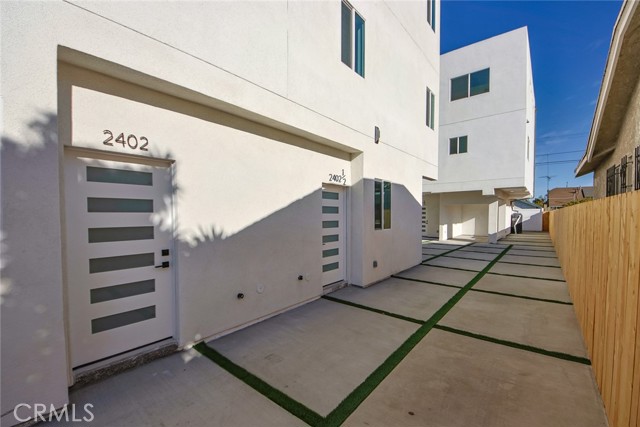 2402 S Cochran Avenue, Los Angeles CA: https://media.crmls.org/medias/6e580a16-5be0-4ac0-be3e-e87b4c40cb6f.jpg