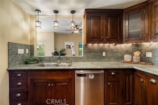 484 S Euclid Avenue, Pasadena CA: https://media.crmls.org/medias/6e586749-ebe2-4537-9fa6-2139f33a2c21.jpg