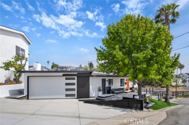 Detail Gallery Image 11 of 28 For 300 Holmwood Dr, Newport Beach,  CA 92663 - 3 Beds | 2 Baths