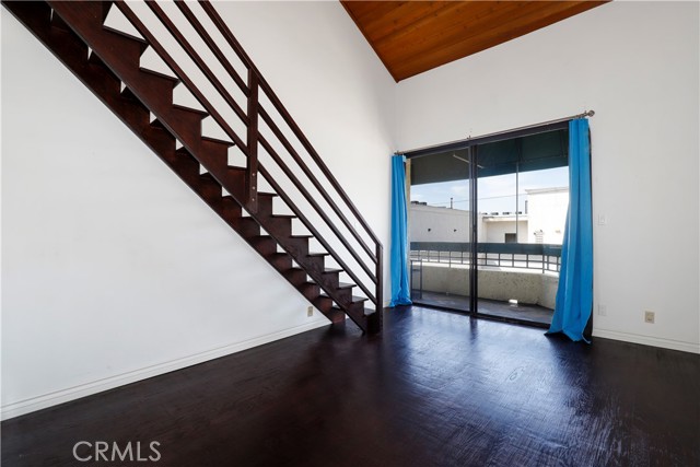 435 S La Fayette Park Place, Los Angeles CA: https://media.crmls.org/medias/6e5a3262-960b-4269-beb4-826f4c5ba257.jpg