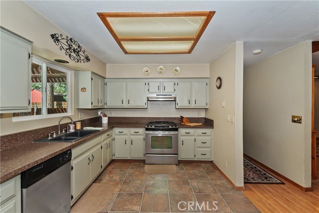 2208 Manzanita Lane, Big Bear City CA: https://media.crmls.org/medias/6e5ca9f4-909b-4822-999c-9b8119573603.jpg