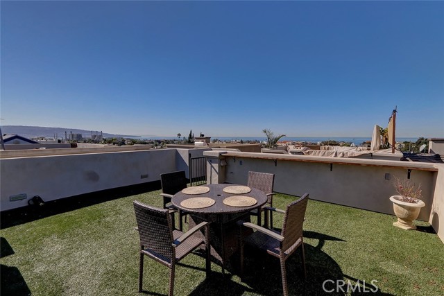 720 10th Street, Hermosa Beach, California 90254, 4 Bedrooms Bedrooms, ,3 BathroomsBathrooms,Residential,Sold,10th,SB21226543